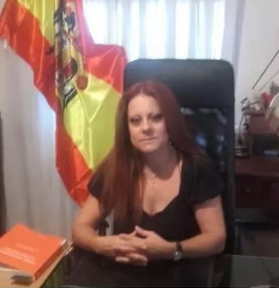 Directora general de justícia d’Aragó amb la bandera  franquista.
I al president Torra el van inhabilitar per un llaç groc…