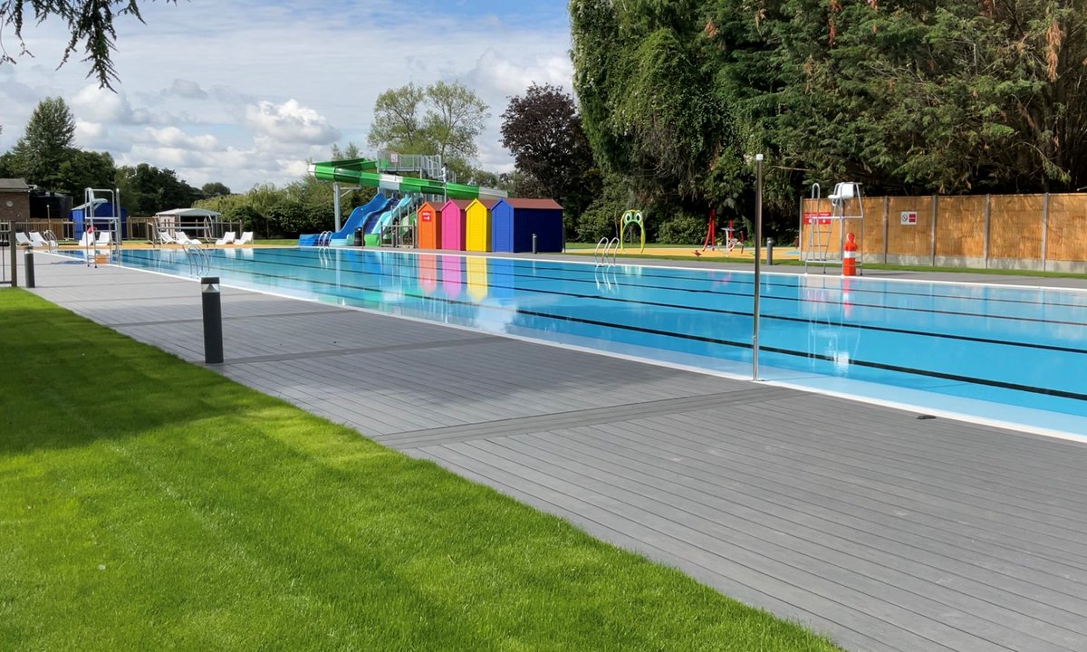 FriendsBaths's tweet photo. More good news from @WestBerkshire where another #historicpool has reopened to the public after an exciting £5.7m restoration.
The 150 year old Northcroft Lido now offers beach huts, decking area, slides alongside the 50m #swimmingpool
#HeritageMatters #ThankfulThursday #Lido https://t.co/zCBVcJfWLF