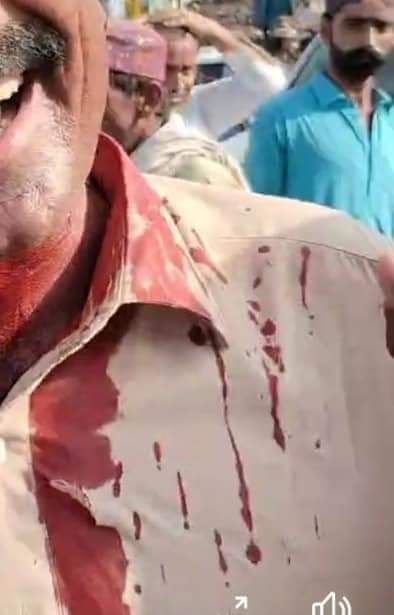 OfficialAlmani's tweet photo. کچے کے ڈاکؤں کو پکڑنے اور اغوا کیے گئے افراد کی بازیابی کے بجائے سندھ پولیس پرامن دھرنا دئیے لوگوں پر برس پڑی
کندھ کوٹ میں پرامن دھرنے پر لاٹھی چارج اور سیاسی کارکنوں پر تشدد کی مزمت کرتے ہیں 
پورا سندھ یکجان مطالبہ کررہا ھے کے کچے میں ڈاکؤں کے شکنجے میں قید تمام لوگوں کو با حفاظت آزاد کروایا جائے 
تشدد اور لاٹھی چارج سے سندھ کے عوام میں غصہ کی لہر مزید بڑھے گی ۔
پولیس اب اپنے روایات تبدیل کریں 
کندھ کوٹ دھرنے پر  پولیس تشدد کی سخت الفاظ میں مزمت کرتے ہیں ۔