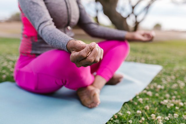 FFFoundation_'s tweet photo. YOGA THERAPY

Yoga has been shown to aid persons with Parkinson's disease and other movement disorder illness by improving their flexibility and balance.

2 benefits from Yoga.
✔️: Boosts your mobility
✔️: Helps with flexibility, strength, and balance.

This week, consider yoga. https://t.co/lz15DVm2b3