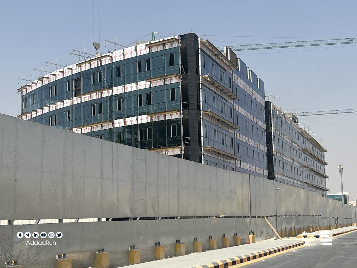 AddadRuh's tweet photo. اكتمال 40% من مشروع #stc_Square وسيتضمن شارع جديد يربط بين طريقي الملك عبدالعزيز وأبو بكر الصديق ومن المتوقع افتتاح المرحلة الأولى في منتصف 2024 وكامل المشروع في 2026 حيث يقام المشروع على مساحة 120 ألف م² ويتضمن مساحات مكتبية وسكنية وتجارية إضافة إلى فندق ذكي. https://t.co/t7vcaVcOCq