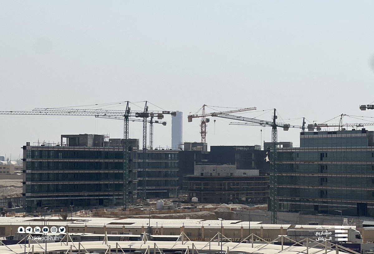 AddadRuh's tweet photo. اكتمال 40% من مشروع #stc_Square وسيتضمن شارع جديد يربط بين طريقي الملك عبدالعزيز وأبو بكر الصديق ومن المتوقع افتتاح المرحلة الأولى في منتصف 2024 وكامل المشروع في 2026 حيث يقام المشروع على مساحة 120 ألف م² ويتضمن مساحات مكتبية وسكنية وتجارية إضافة إلى فندق ذكي. https://t.co/t7vcaVcOCq