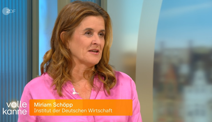 KOFA_de's tweet photo. Im @ZDF  - Format "Volle Kanne" erklärt unsere KOFA-Expertin Miriam Schöpp, warum aktuell so viele Ausbildungsplätze unbesetzt bleiben 🤔 . Reinschauen 👀  lohnt sich. Der ganze Talk, auf 👉 https://t.co/eGlcgWGUrx https://t.co/YiGATf1nXS
