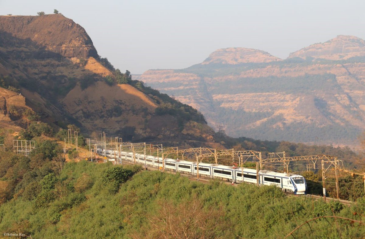 Painted as an extravagant landscape in the golden hour, the monkey hill in Bhor Ghat section delivers just the perfect background for the charging #VandeBharatExpress.