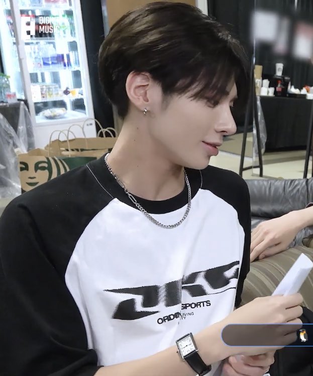 inhalingtxt's tweet photo. oh wow he’s so 😳 https://t.co/JRdJipUcsz