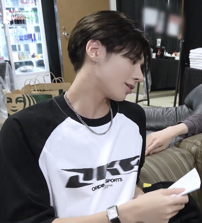inhalingtxt's tweet photo. oh wow he’s so 😳 https://t.co/JRdJipUcsz