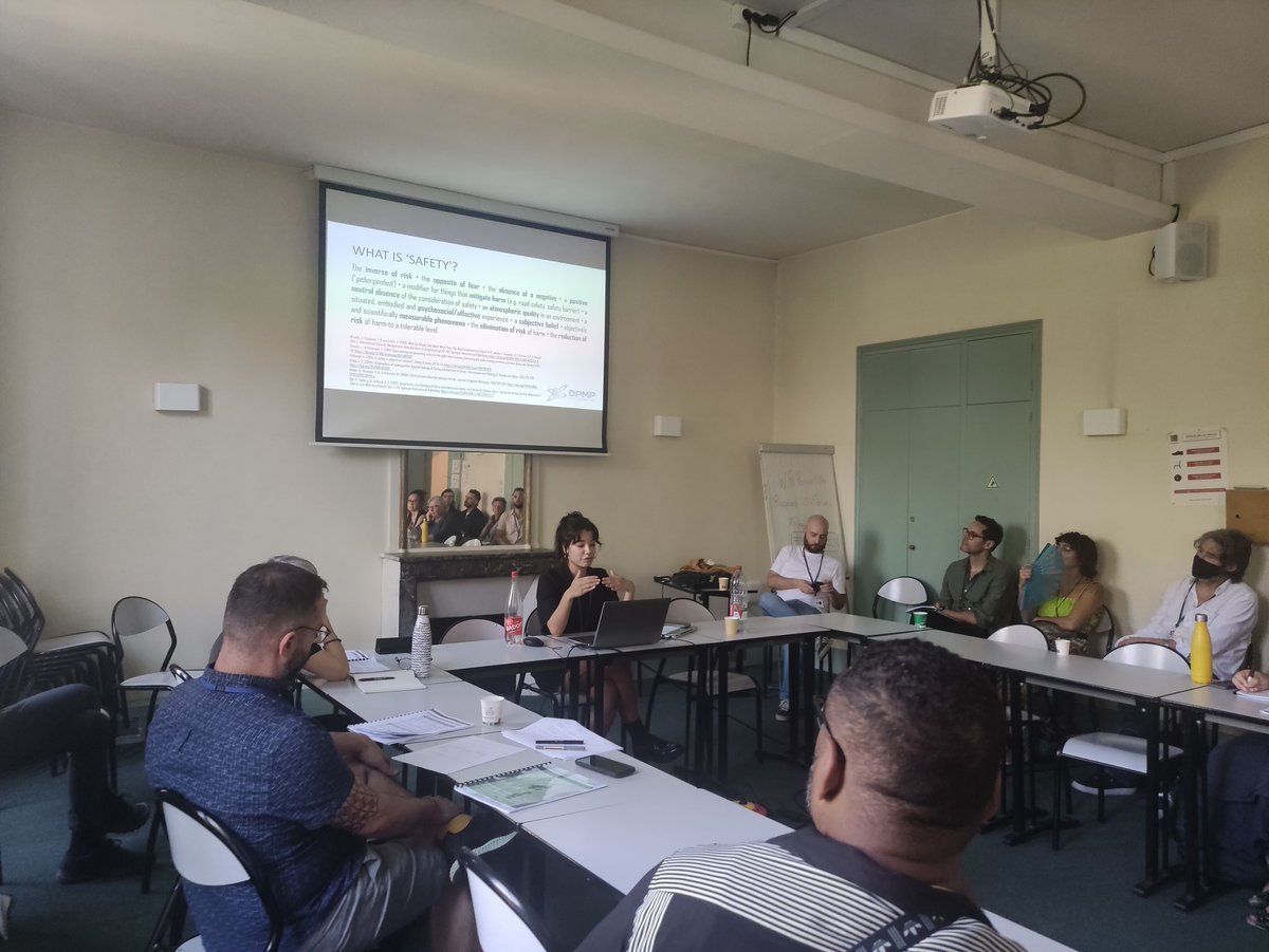 #cdp2023 Day 1

<a href="/VolpeIsabelle/">@ivolpe.bsky.social</a> thinks about the difference-in-practice in safety rhetoric for policies like drug checking when talking about young people

@cdp