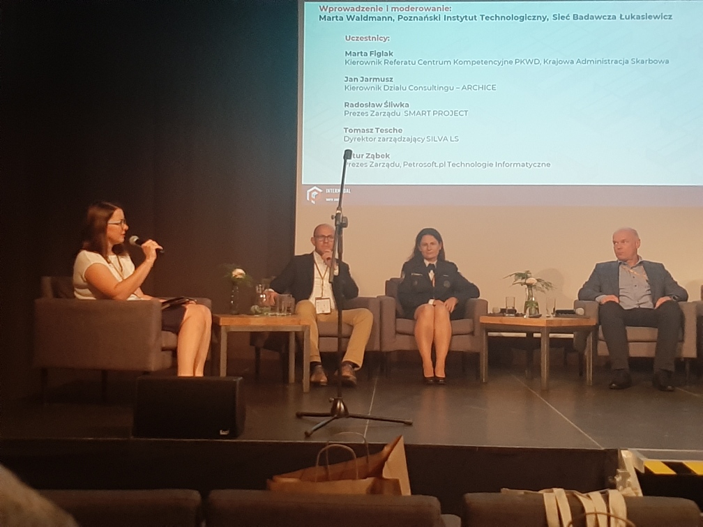 KAS_Szczecin's tweet image. Uczestniczymy w konferencji Intermodal in Poland North-South w #Szczecin.ie. Mówimy m.in. o roli systemów informatycznych #KAS w obszarze celno-granicznym np. #SingleWindow w usprawnianiu i przyspieszeniu procesów odprawy i zwolnienia towarów. 
@KAS_Szczecin