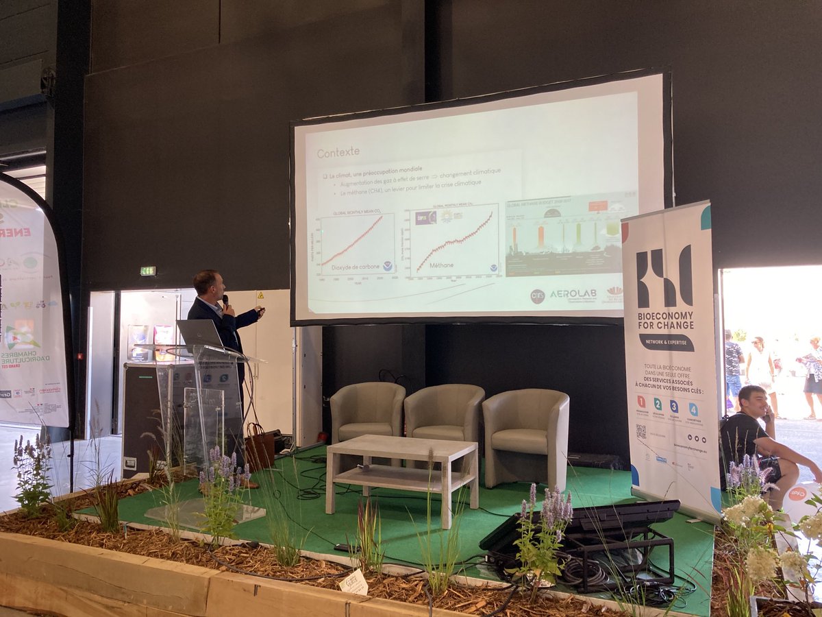 PoleAEROLAB's tweet photo. Conférence en cours du Pr ⁦@LilianJoly51⁩ à la ⁦@foiredechalons⁩ sur le Village de la Bioéconomie - Présentation des projets du ⁦@PoleAEROLAB⁩ sur ses 8 champs d’application @universitereims⁩ ⁦@CNRS⁩ ⁦@regiongrandest⁩ ⁦@cra_grandest⁩ https://t.co/4cRJm24M2W