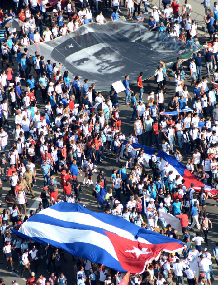 Fidel: "Este partido es fruto de la Revolución misma. La Revolución trajo al mundo al partido, y ahora el partido lleva adelante la Revolución. El partido es un vehículo por excelencia y la garantía de su continuidad histórica"

#Cuba🇨🇺