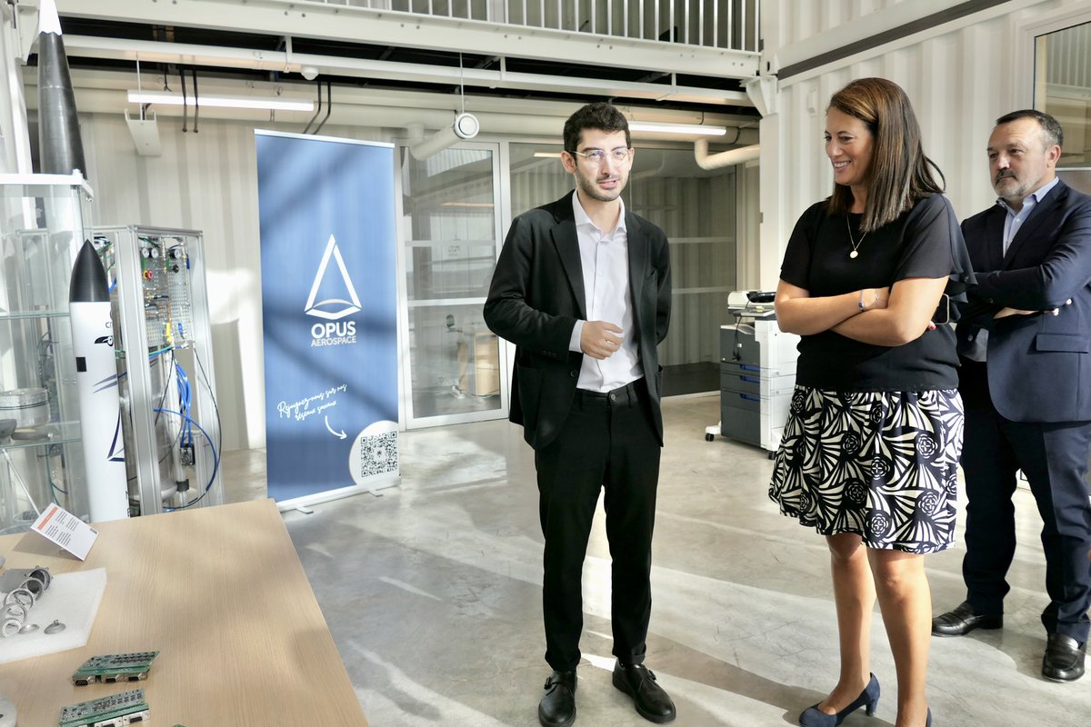 ADublanche's tweet photo. Le premier couloir aérien français pour #drones est en Île-de-France et reliera à terme Bretigny (Essonne) à Saint-Quentin-en-Yvelines (Yvelines)!

A la rencontre aujourd’hui des équipes du Hub Drone présidé par Frank Erb de @thalesgroup et les pépites qui y sont incubées @OPUSAerospace 
@hylight_aero @UaviaDrones …

🙌🏻 Fière de notre filière drone francilienne qui se développe à vitesse grand V, avec le soutien de @Pole_Systematic, la Region et de territoires innovants tels que @CoeurEssonne !