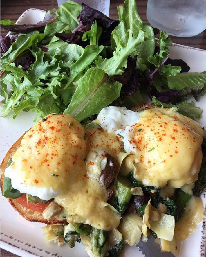 A colorful snapshot of our Veggie Benedict to brighten up your Tuesday morning! 🥑🍅 #VeggieDelight #BLUEBIRDCAFEThornton