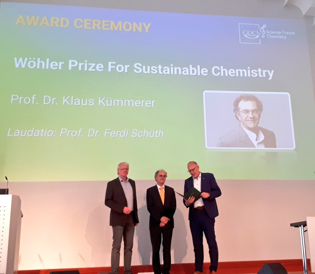 GDCh_aktuell's tweet photo. Prof. Dr. Klaus Kümmerer, @Leuphana_Uni Universität Lüneburg, erhält den Wöhler-Preis für nachhaltige #Chemie für seine zukunftsweisenden Forschungsleistungen auf dem Gebiet der nachhaltigen Chemie. #wifo2023 #Wissenschaftsforum #Leipzig #gdch https://t.co/brpuwWVLFQ