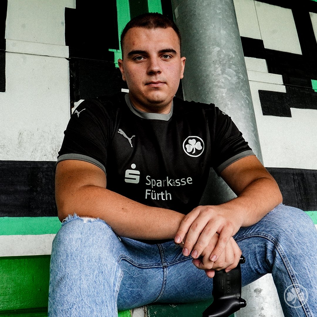 kleeblattfuerth's tweet photo. Unser Team für die sechste @vbl_official Saison steht! 🎮☘️

Unsere Spieler:
@xLeon1903x ✅
@B360_ElFenomeno ✅
@Ajdin1998 🆕

Unser Coach:
@celaryprime 😎

Unser Partner:
@sparkassefuerth 🫱🏽‍🫲🏼 https://t.co/hZjJYWXxY1