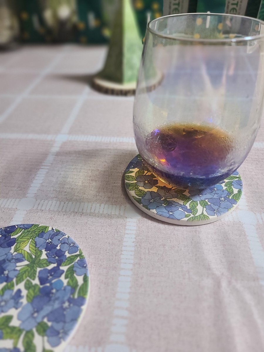 그 와중에 깨알 같이 자리잡고 있는 다미 <a href="/gnunim0/">다미</a> 님의 규조토 코스터.. 두 개 사라 두 개 사서 식탁에 두 개 딱 놓으면 예뿌다구