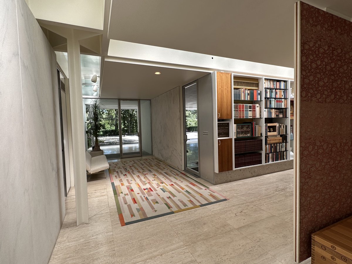 architext14's tweet photo. Saarinen Irwin house working the bedroom and kitchen volumes with the grid of skylights. https://t.co/zNYtJWxXzQ