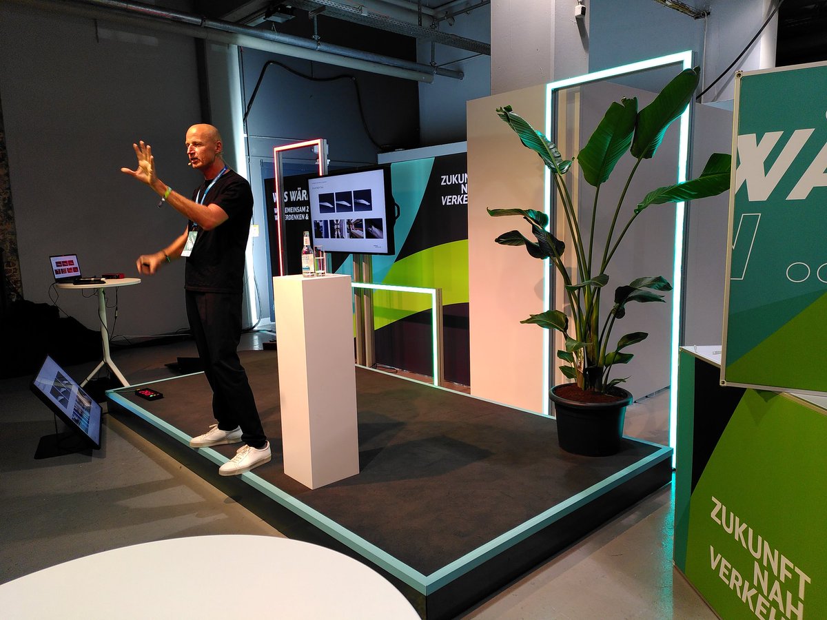 Prof. Detlef Rhein von der @MuthesiusKH stellt bei #ZukunftNahverkehr coole Designs für attraktivere #Nachtzüge und Nutzungen für reaktivierte Bahnstrecken vor.  
Seine These: So wie die Autoindustrie in die Psychologie der Menschen eindringt, muss es auch der ÖPNV machen. #znv23