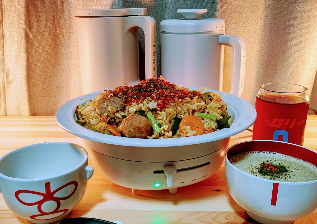 JoyVivalonen's tweet photo. エレコムのホットディッシュで、具沢山チーズ辛ラーメンそばめしを作った。
唐辛子5個と七味で風味の増した辛旨仕様で大汗をかきながら頂いた。
めちゃくちゃ美味かった。
香辛料万歳。
#エレコムつくレポ
#HACIH01DWH
#HACRCIH01WH
#RSY2
#SAN2423
#SAN4250 https://t.co/l8VXou4sHx