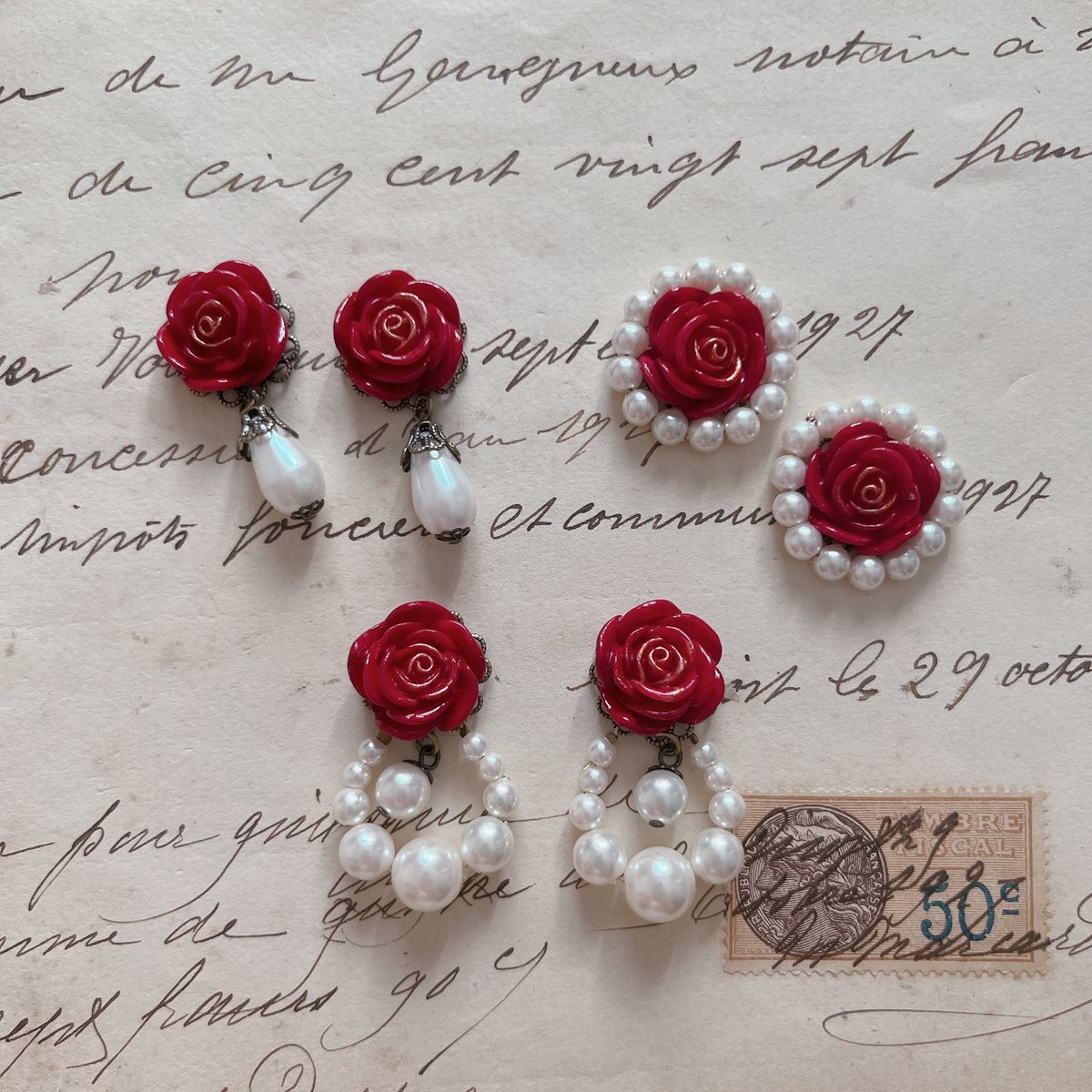 深紅薔薇ミニローズ🌹

小さくても存在感大です☺️

【 #英国とアリス 】
場所：阪急うめだ本店 10階うめだ『スーク』中央街区1,2番小屋
期間：2023/10/11(水)～10/17(火)
時間：10～20時、最終日のみ16時閉場