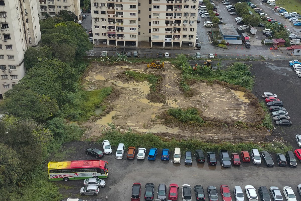 hadi_nor's tweet photo. Aku tak paham owner tanah ni, bila tanah dia naik semak samun, dia clearkan. Lepas tu tak buat apa.
Nanti naik semak samun lagi, dia clearkan lagi.
Aku syak dia beli tanah tu sebab suka sodok semak samun dengan jengkaut.
#tenangisgood https://t.co/DQH3mYalom