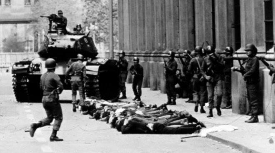 ANPIRomaPosti's tweet photo. "Non vedo perché dovremmo restare con le mani in mano a guardare mentre un Paese diventa comunista a causa dell'irresponsabilità del suo popolo. La questione è troppo importante perché gli elettori cileni possano essere lasciati a decidere da soli."
#Kissinger
#11settembre 1973 https://t.co/7XuXyjMWjC