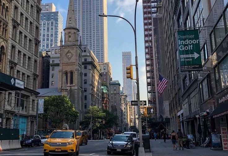 MAISONSTLAURENT's tweet photo. mornings in the city https://t.co/yy9JXT6r8O