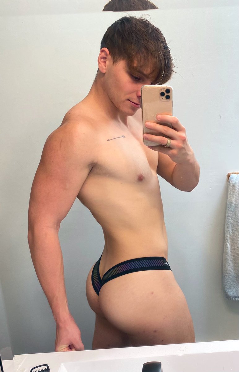 The_WadeKing's tweet photo. Over or under the cheek?🤔 https://t.co/Ij3sS8Q1zt