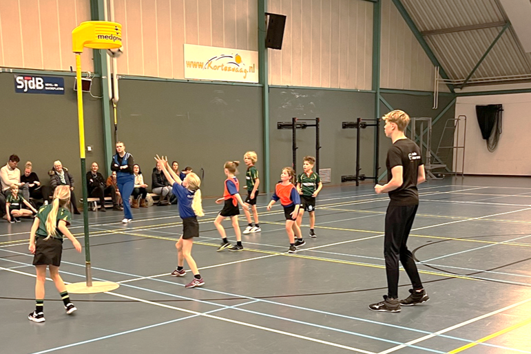 Korfbalverbond's tweet image. Om jeugdscheidsrechters te helpen bij het fluiten van 4Korfbalwedstrijden, hebben we in samenwerking met @PKCKorfbal en @dalto_korfbal een gids geschreven over de spelregels van 4Korfbal en over het omgaan met deze regels. Meer: bit.ly/3r5C4lt