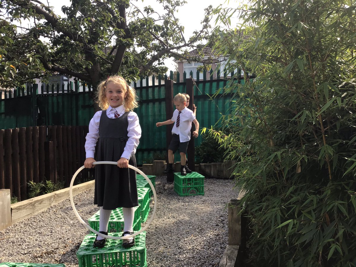 Indoor and outdoor fun in the shade for Iris and Snowdrop 😎