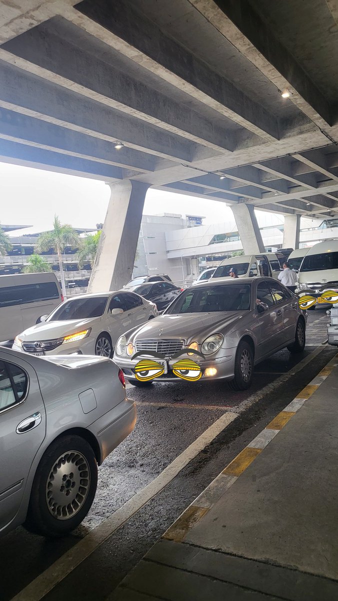 ความไม่มีระบียบในสุวรรณภูมิกลับมาดังเดิม ไม่โทษทางสนามบินเพราะประกาศตลอดเวลาว่าอย่าจอดแช่ อย่าขวางทาง แต่ก็จอดซ้อนกันจนเหลือวิ่งได้เลนเดียว เฮ้อ6-8-66