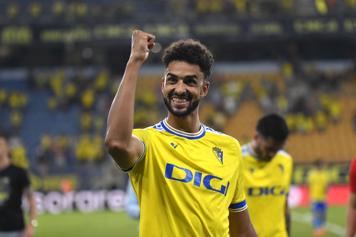 Cadiz_CFID's tweet photo. 😍 Ehem ehemmm, bagi-bagi Jersey Terbaru Cádiz CF, Menarik Kali ya specia buat Cádiz mania,  coba reetweet + Like nya, mimin mau Liat, Seberapa antusias sih Cádiz mania? 💛 https://t.co/r8fXRh99X9