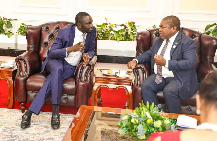 TheStarKenya's tweet photo. Senator under fire for taking selfie with Mozambique president
https://t.co/xgemcYLDgi https://t.co/J5243xY3x1