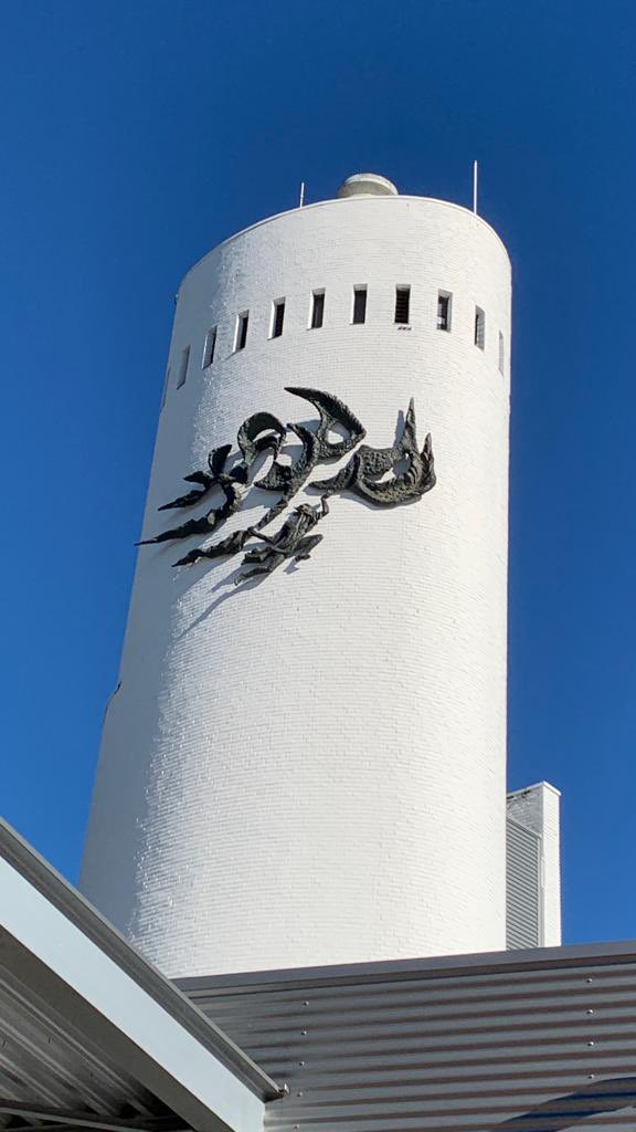 Het indrukwekkende bronzen kunstwerk ‘Prometheus’ van de Almelose kunstenares Janny Brugman-de Vries (1918-2016), dat jarenlang de vorige brandweerkazerne <a href="/Gemeente_Almelo/">Gemeente Almelo</a> tooide, heeft een mooie plek aan de toren van de nieuwe kazerne Almelo  <a href="/BrandweerTwente/">Brandweer Twente</a> gekregen! Prachtig!
