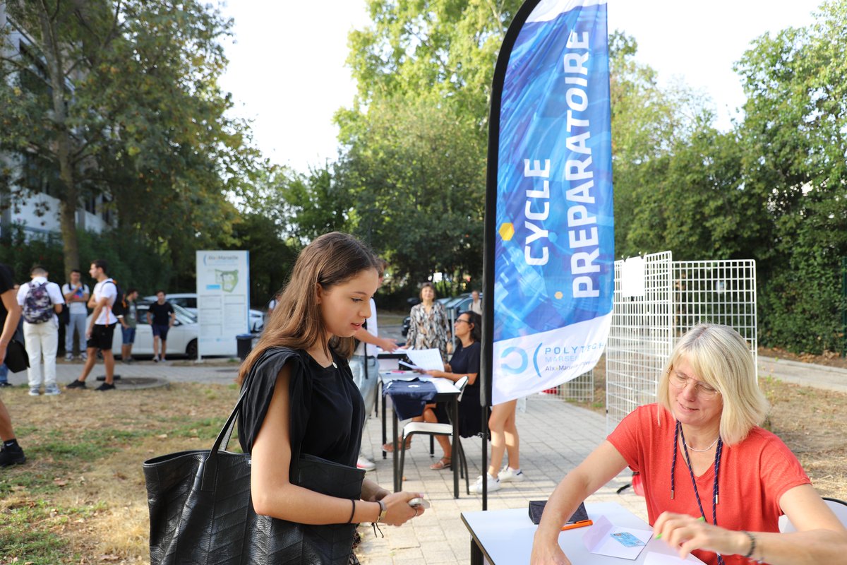 PolytechMars's tweet photo. Hier, nous avons accueilli avec enthousiasme les nouveaux étudiants de #PolytechMarseille ! 
📚📆 Une journée riche en émotions, en rencontres et en promesses pour cette nouvelle année 💡 Prêts à relever tous les défis qui se présentent ! 🚀  #NouvelleAnnée #rentree2023 https://t.co/ttlncWjnFQ