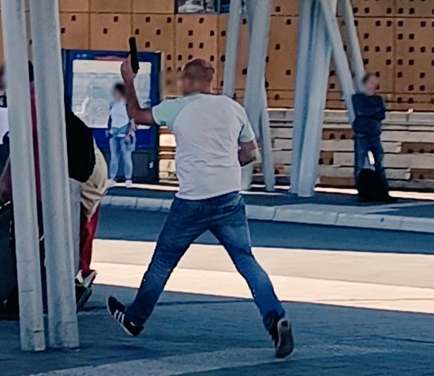Emil_Blume's tweet image. Person mit #Schusswaffe, gestern am #ZOB in #Wuppertal.