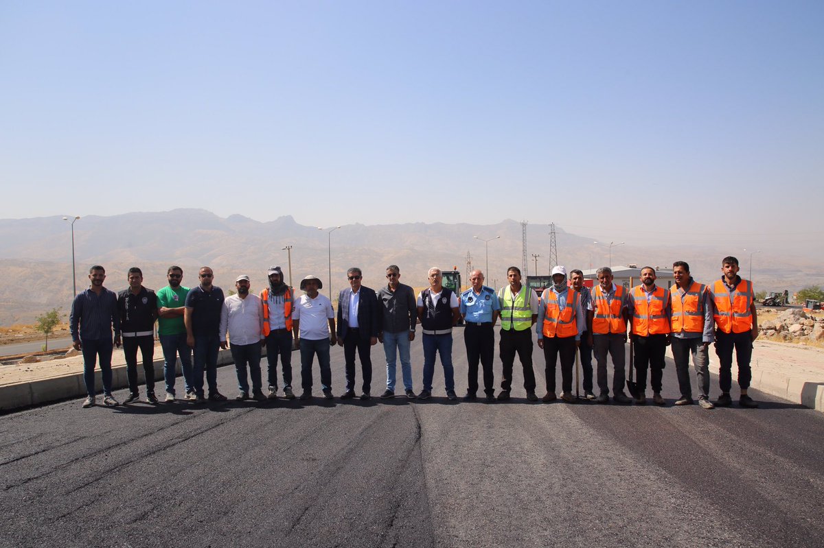 Mehmet_Yarka's tweet photo. Şehir Stadyumu-Uludere Çevre Yolu bağlantı noktasında asfalt çalışmamıza start verdik. 
Muhitimize kazandırdığımız yeni meydan ve yeni imar yolu ile mevcut bölgemize değer kattık. 
Tüm hemşerilerime hayırlı ve uğurlu olsun. https://t.co/XYSkplvZik