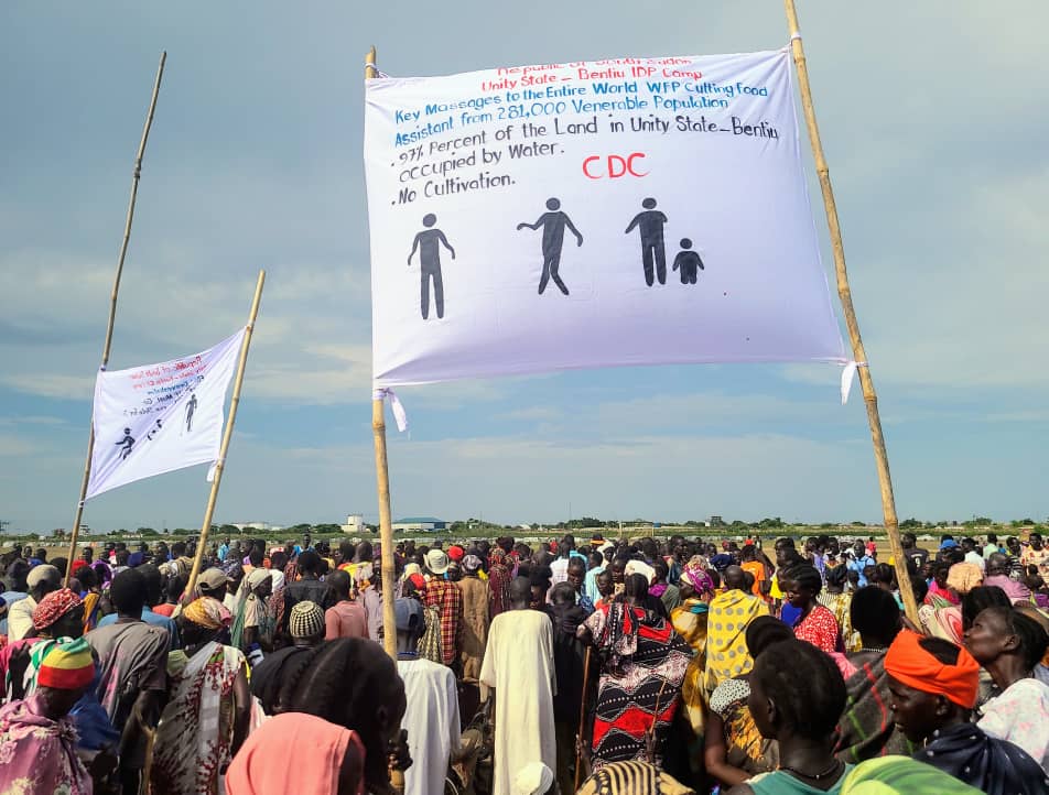 'Residents of Bentiu IDP camp take to the streets to demand adequate humanitarian services. #WeNeedHelp #BentiuIDP #SouthSudan'