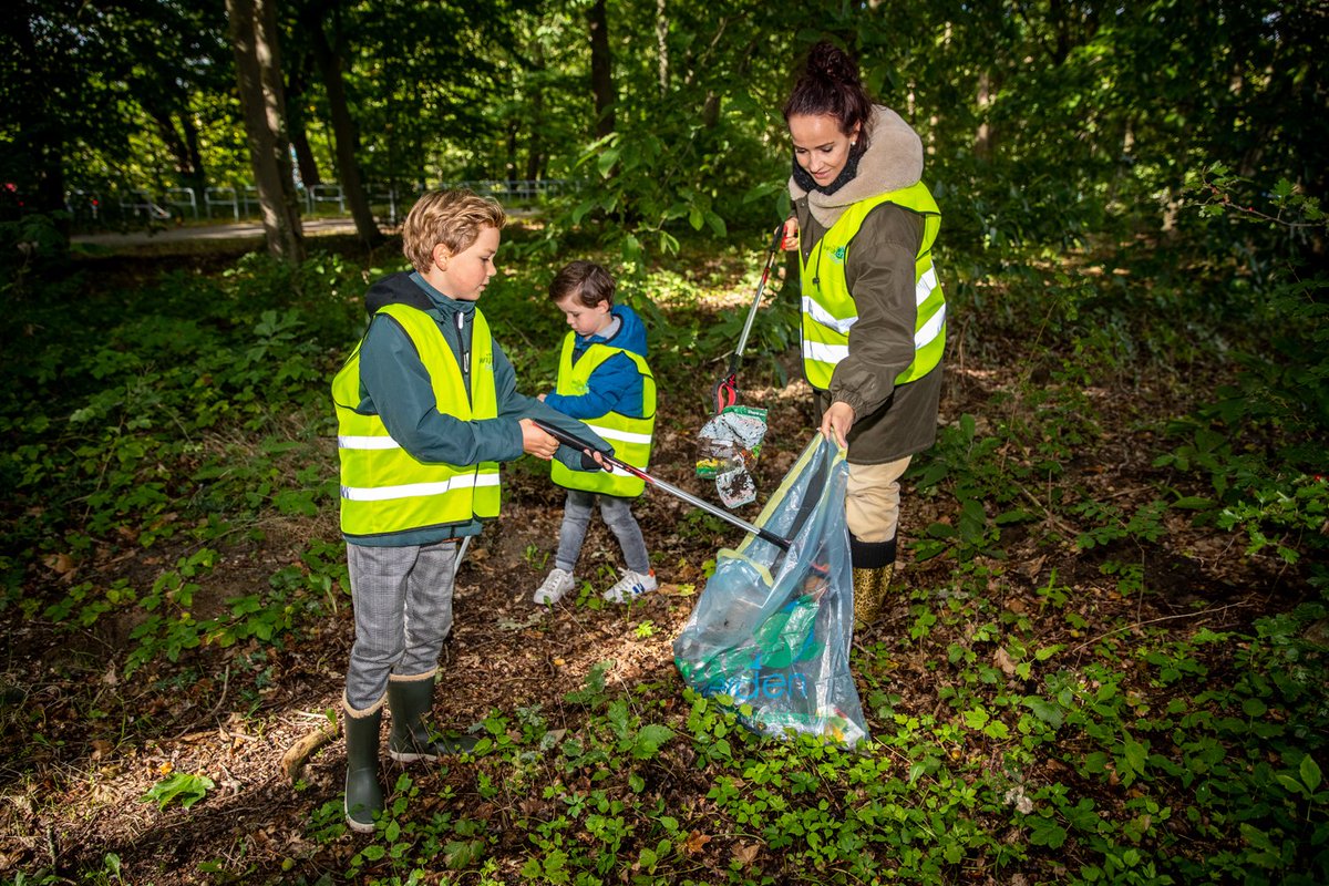 shertogenbosch's tweet photo. Op zaterdag 16 september is het weer zover: World Cleanup Day! 🌍 Dit is de grootste jaarlijkse opschoonactie ter wereld. Doe ook mee! Ga alleen of samen met familie, vrienden, buren of collega’s de strijd aan tegen zwerfafval. 💪 Lees meer 👉 https://t.co/cwFC6LIR83 https://t.co/RyWDWpLySg