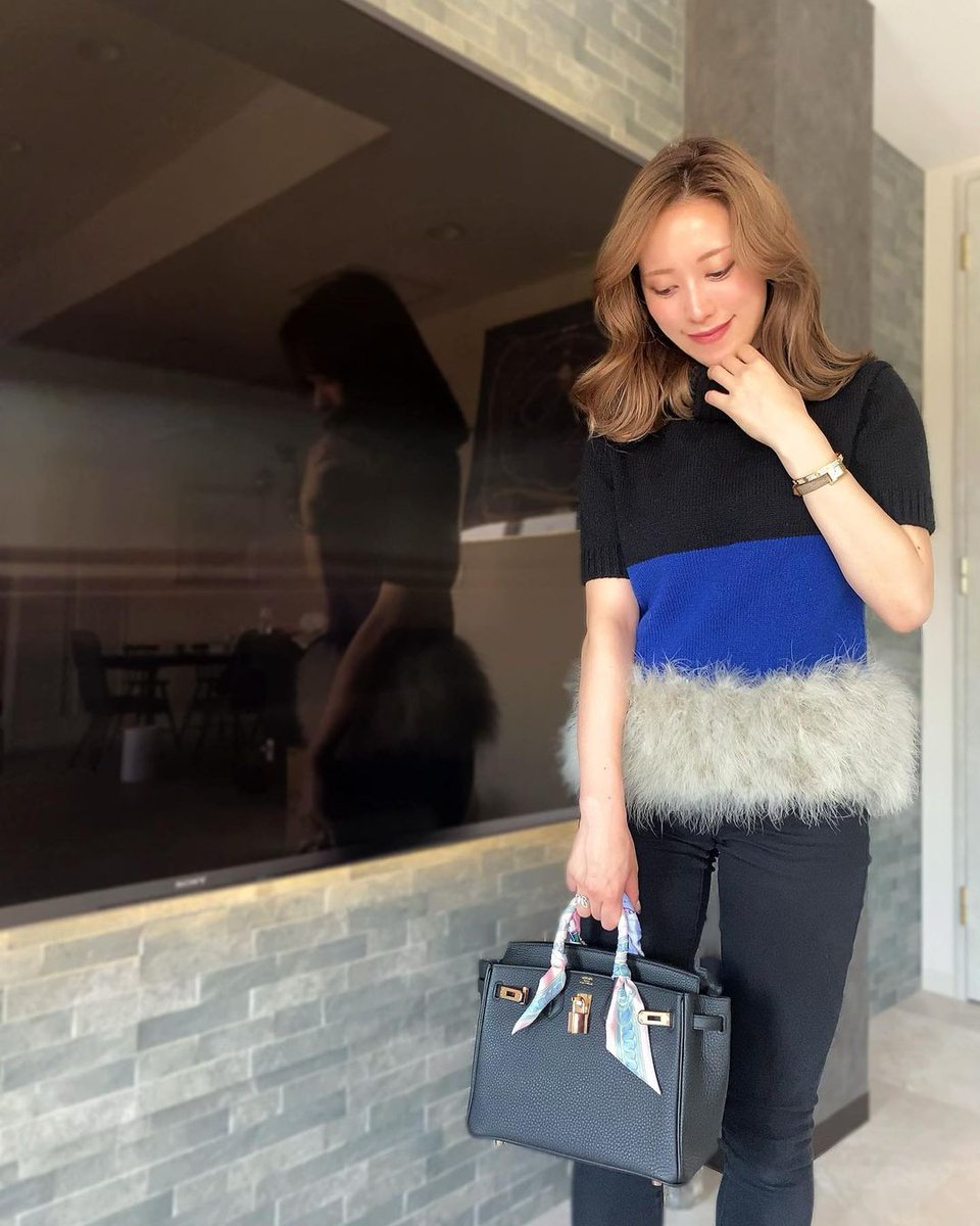 AfridonOktabri's tweet photo. 💙
.
#sheller #シェリエ #hermes #エルメス #birkin #バーキン #birkin25 #バーキン25 #twilly #ツイリー #hermeslover #エルメス好きな人と繋がりたい #ootd #ミディアムヘア #ミディアムヘアアレンジ #外ハネミディアム https://t.co/XsSCTuq1Ku