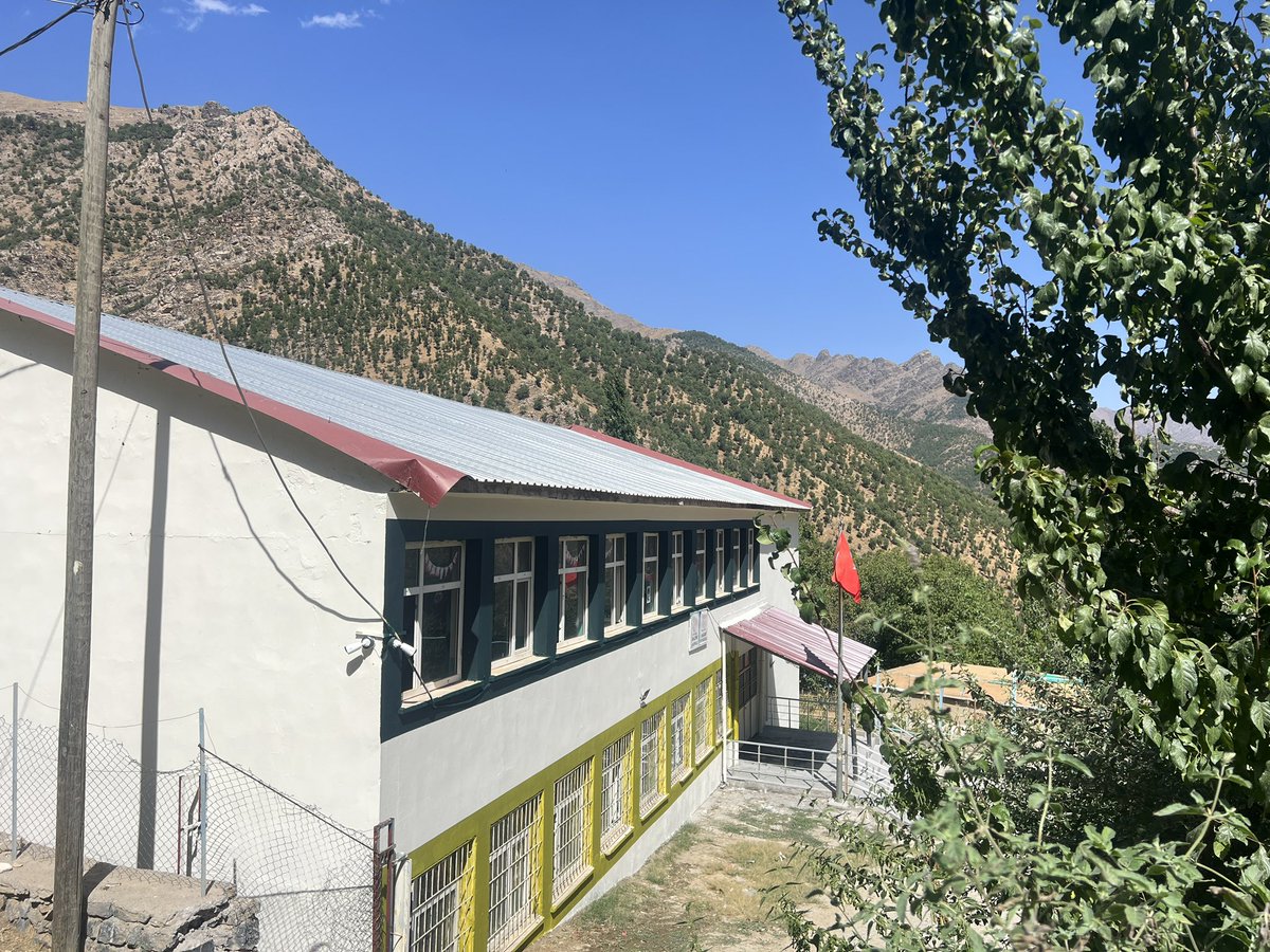 Şırnak Uludere Dağdibi İlkokulu Ortaokulumuz iç ve dış yeni renklerine kavuştu. Emeği geçen herkese sonsuz teşekkürler 🙏