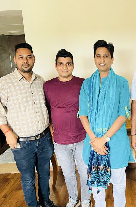 Finally meet.. dreams become true… 😍😍 @DrKumarVishwas @agratasharmma

Want to say many things but can’t today want to meet again…