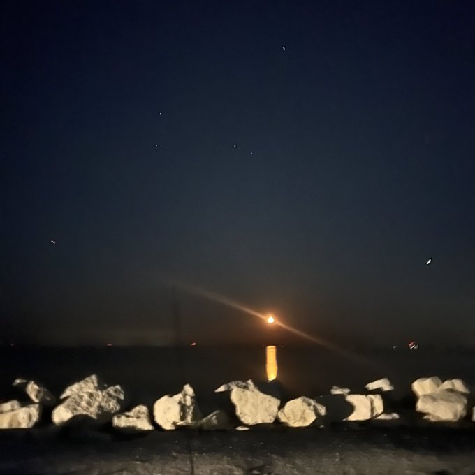 late night lake trip. 420 likes and will post video swimming. https://t.co/LcytAxz2vt