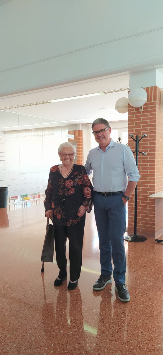 GobAsturias's tweet image. 🎂El director de Mayores, Enrique Nuño, ha asistido a la celebración del 1⃣0⃣0⃣ cumpleaños de Elsa Vilela, usuaria del Centro de Día para Mayores y Centro Social de La Luz, en #Avilés

➡️Acto enmarcado en la estrategia #Cuidas para una atención de calidad
‼️Felicidades, Elsa‼️