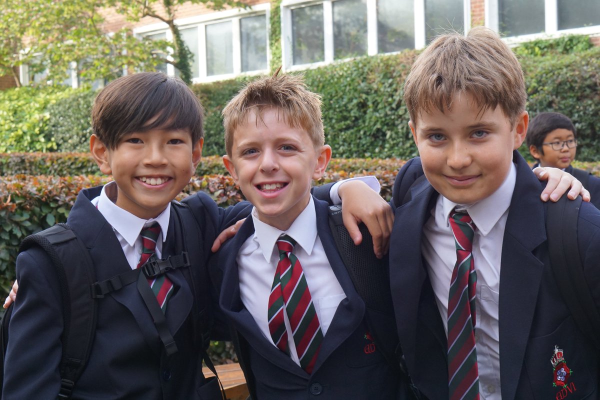 RGSGuildford's tweet photo. #RGSGuildford Excited to welcome all the new students as they join the RGS family this morning: a real buzz of anticipation, energy &amp; animated chatter around the corridors of the School! https://t.co/QMKrfdLW2W
