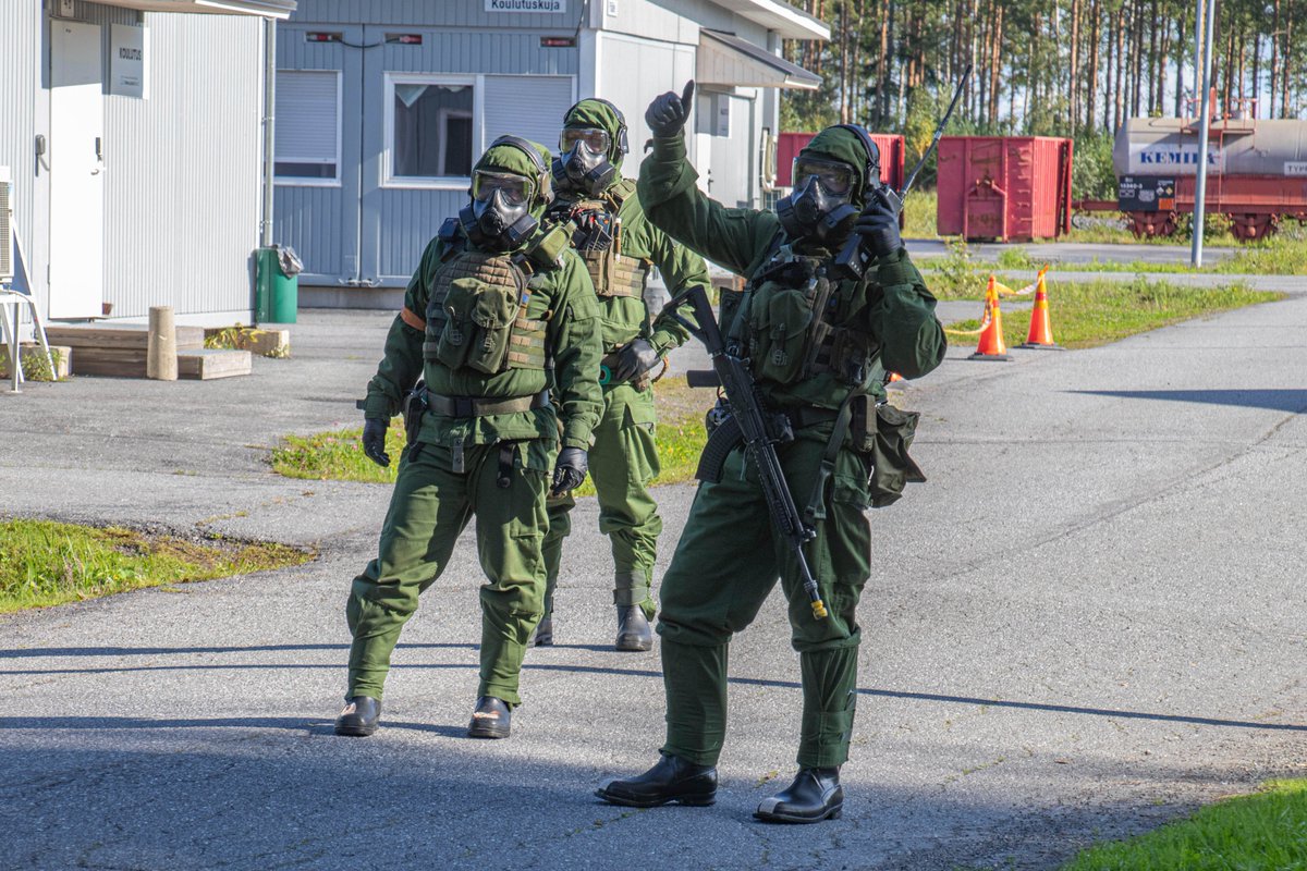 Maavoimat's tweet photo. #Reccex23 -harjoituksen soveltava vaihe on päättynyt ja joukko on kerääntynyt takaisin Säkylään. Monimuotoisia harjoitteita on takana useita. Porissa harjoiteltiin sunnuntaina bussiin kohdistuneen kaasuhyökkäyksen henkilöiden pelastamista ja alueen turvaamista.
#maavoimat #porpr https://t.co/YNj9V636c4