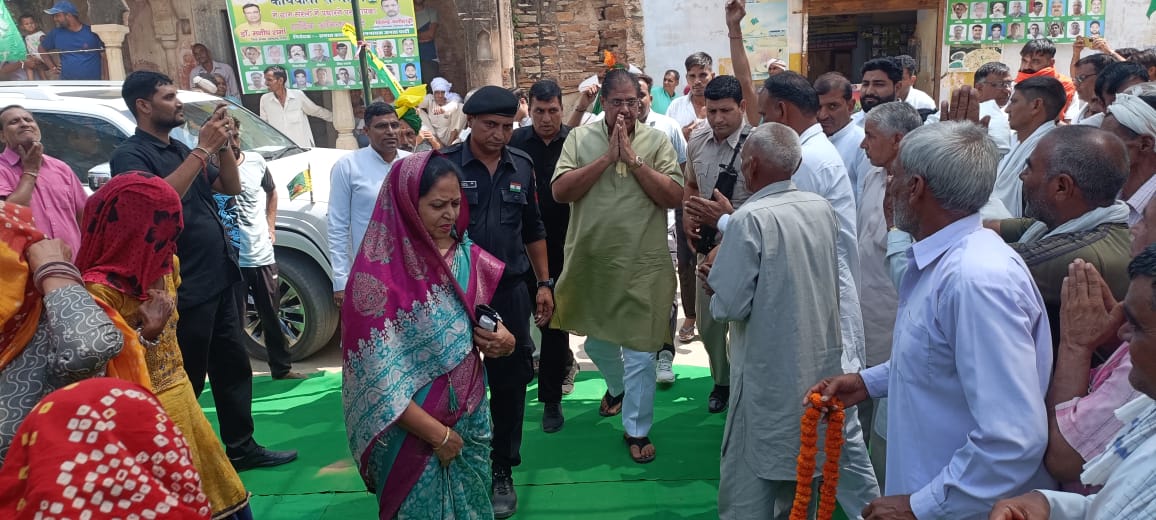 UnhaniTeam's tweet photo. नांगल चौधरी हलके के गांव सरेली मैं पहुंचने पर डॉ अजय सिंह चौटाला जी का जोरदार स्वागत किया।
@Dchautala @DVJChautala @nainachautala @DrAjaySChautala https://t.co/OTk0RhEGdI