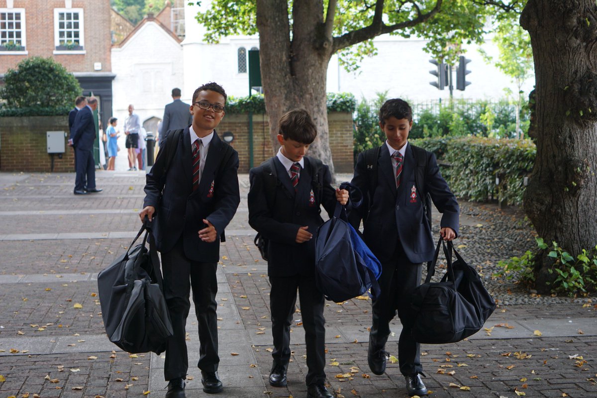 RGSGuildford's tweet photo. #RGSGuildford Excited to welcome all the new students as they join the RGS family this morning: a real buzz of anticipation, energy &amp; animated chatter around the corridors of the School! https://t.co/QMKrfdLW2W