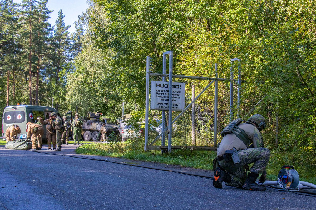 Maavoimat's tweet photo. The LIVEX phase of the exercise #Reccex23 has concluded, and the troops have convened back in Säkylä. There have been several diverse exercises. In Pori a training exercise was conducted on Sunday to rescue individuals affected by a gas attack on a bus and secure the site.
#CBRN https://t.co/3RLNd32DFC