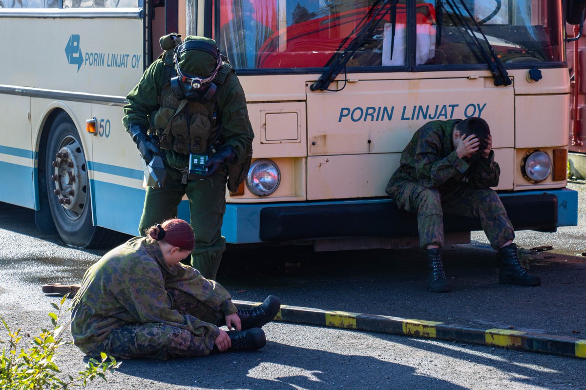 Maavoimat's tweet photo. The LIVEX phase of the exercise #Reccex23 has concluded, and the troops have convened back in Säkylä. There have been several diverse exercises. In Pori a training exercise was conducted on Sunday to rescue individuals affected by a gas attack on a bus and secure the site.
#CBRN https://t.co/3RLNd32DFC