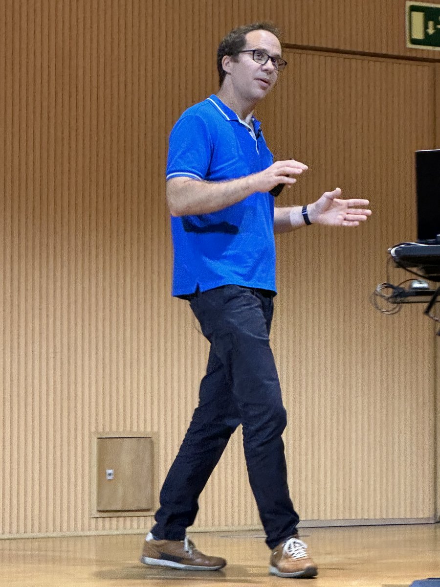 detlef_lohse's tweet photo. Euromech Turbulence Conference #ETC18 in Valencia: @marcavila81 giving an outstanding talk on splitting droplets in turbulent emulsions. Great numerical simulations and deep insight into the process. https://t.co/p7xZjw5VyK